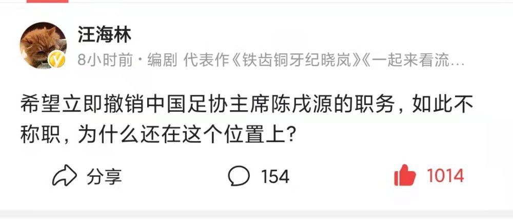 本相与空想之间的边界是甚么？感官是不是能助我们熟悉世界？影片用一个摄影师的故事，展开了一系列哲学、心理学的问号。                                  　　主角是摄影师托马斯(戴维·海明斯 David Hemmings饰)，某天他在公园里抓拍到年青情侣的系列照片，出人意料的是，照片中的一个女子简(瓦妮莎·雷德格瑞夫 Vanessa Redgrave饰)居然不吝一切价格要回她的底片。这让托马斯很是迷惑，他相信这张照片许是拍下了某些不成告人的奥秘。公然，他把照片放年夜后，看到了一具尸身和一个拿着枪的人。                                  　　一桩谋杀案的雏形在托马斯脑中睁开。他前去公园寻到了尸身，但没有人肯相信他的猜测，伴侣们不肯意和他一路查询拜访这是怎样回事。第二天，当托马斯再次来到公园，发现尸身已消逝无踪。只剩下一群人进行着一场虚拟的网球赛，打着其实不存在的的网球。